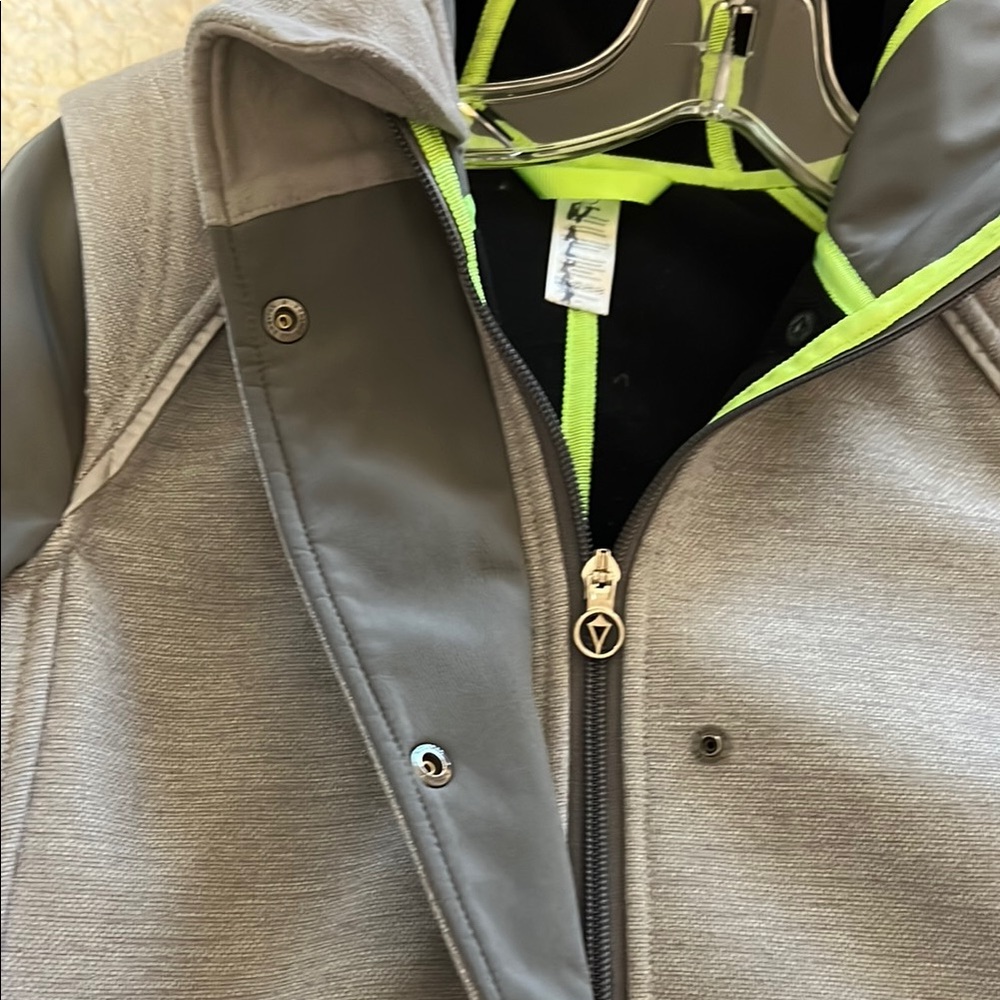 EUC LULULEMON/Ivivva Gray Rock the Rain Jacket - Picture 2 of 6
